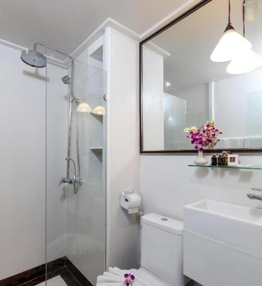 اتاق لوکس با بالکن, The Top Patong Resort