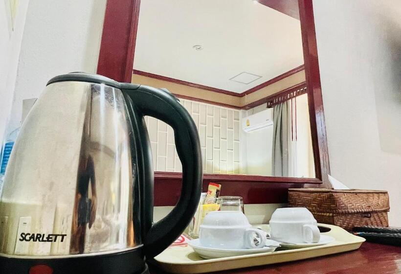 اتاق لوکس با بالکن, The Top Patong Resort