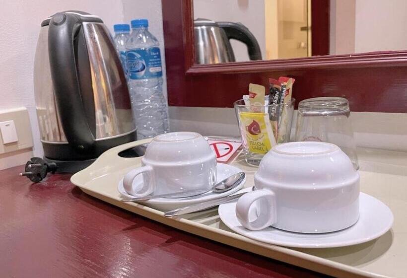 اتاق لوکس با بالکن, The Top Patong Resort