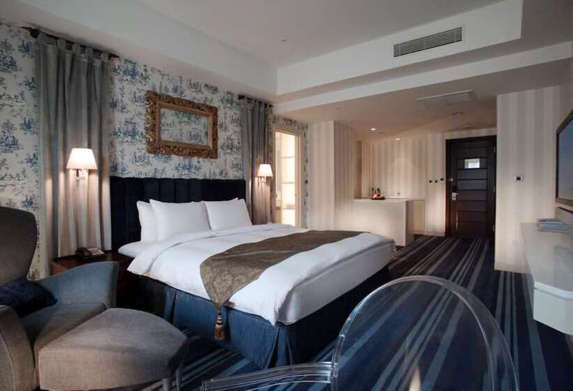 اتاق اجرایی, Grand Victoria