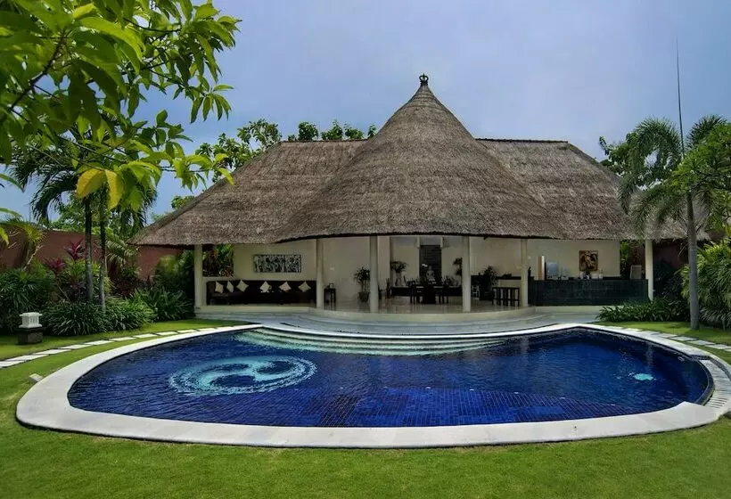 Villa 3 Makuuhuonetta Uima-allas, The Dusun