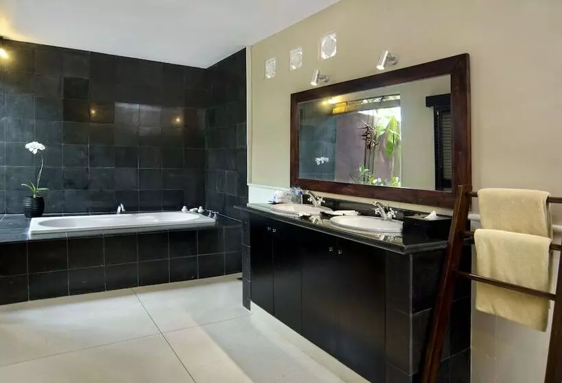 Villa 3 Makuuhuonetta Uima-allas, The Dusun