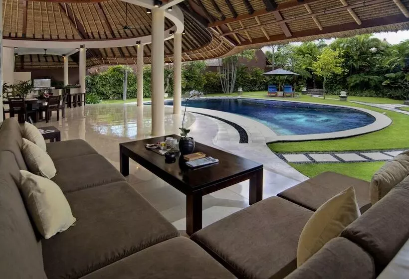 Villa 3 Makuuhuonetta Uima-allas, The Dusun