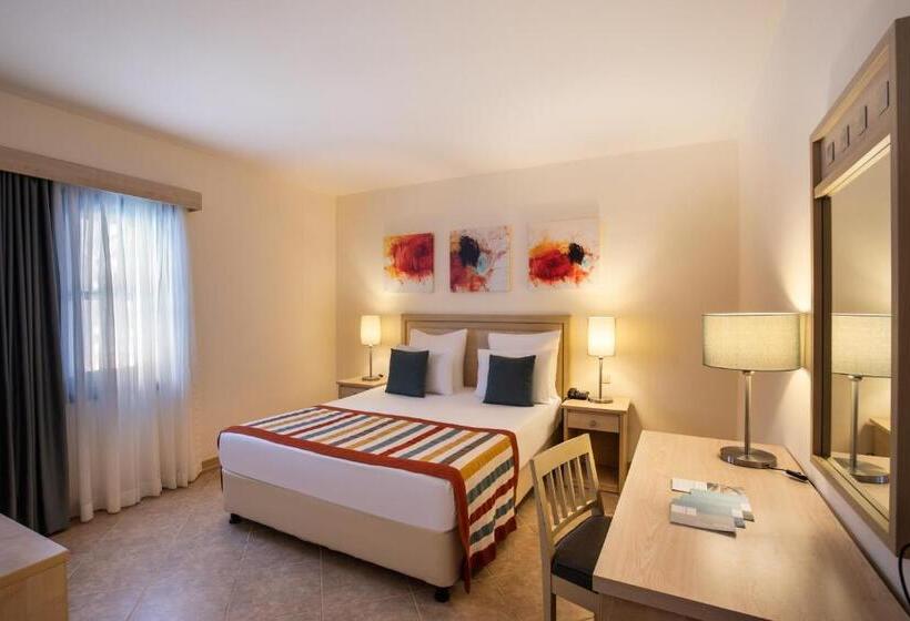 غرفة عائلية متصلة, Paloma Grida