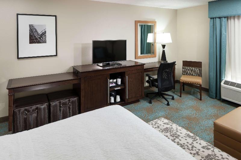带大床的标准间, Hampton Inn & Suites St. Louis At Forest Park