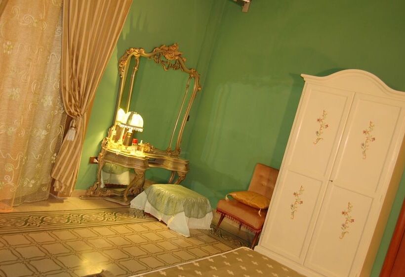 标准三人间, Alessandra