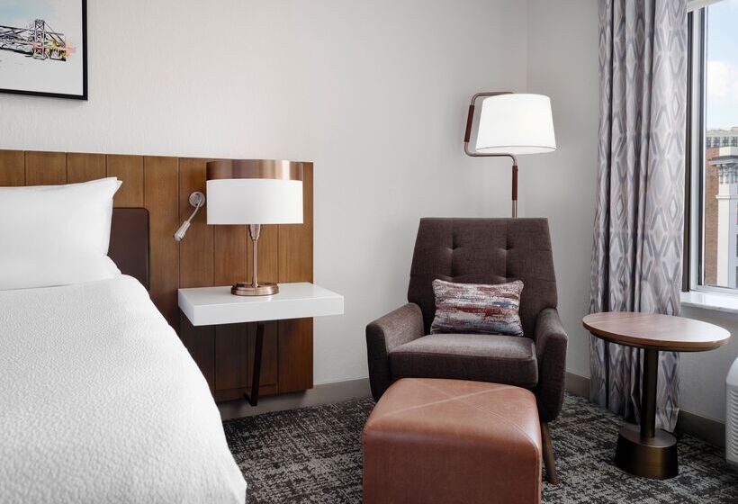 带大床的标准间, Hilton Garden Inn Detroit Downtown
