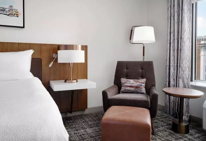 اتاق استاندارد با تخت بزرگ, Hilton Garden Inn Detroit Downtown