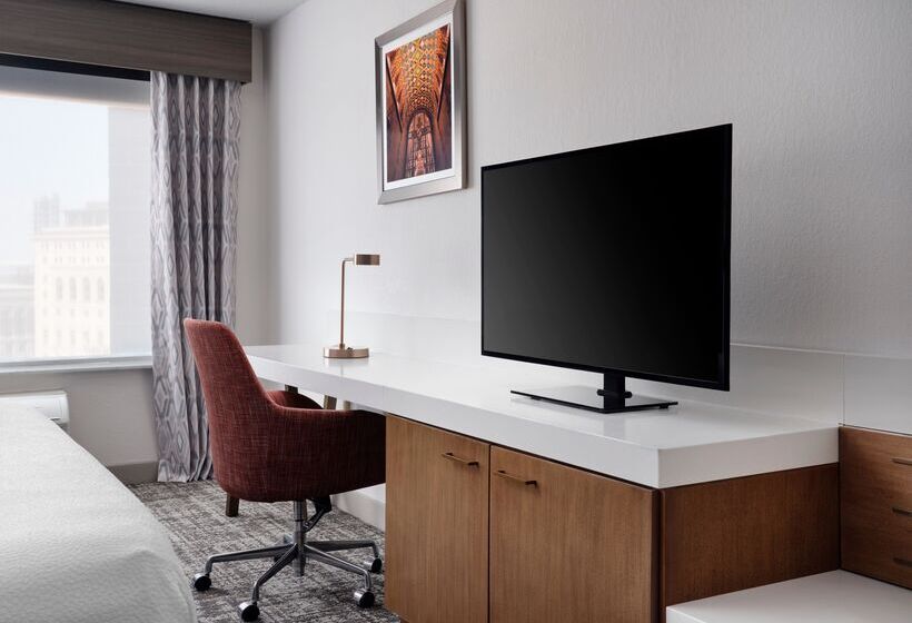 带大床的标准间, Hilton Garden Inn Detroit Downtown