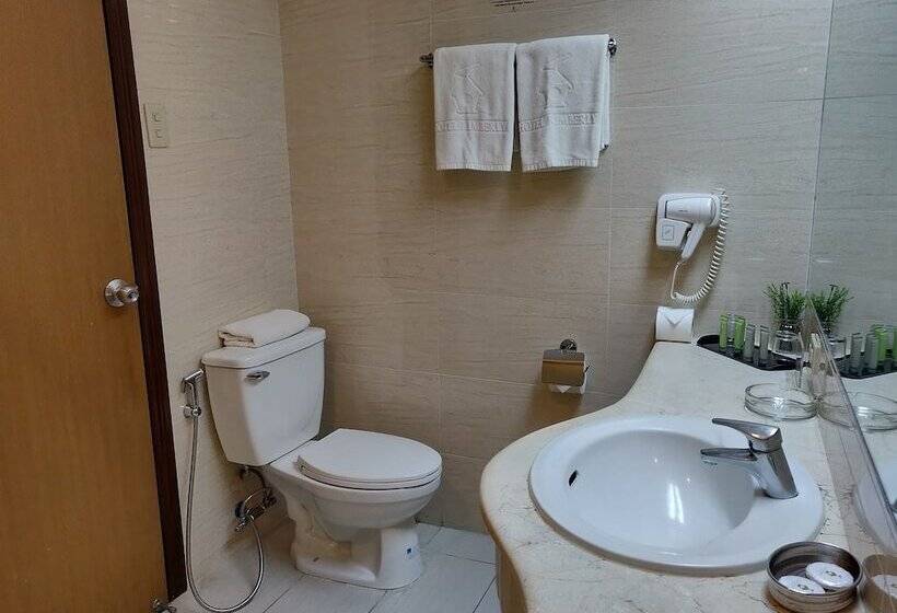 חדר סופריור לשלושה, Kimberly Manila