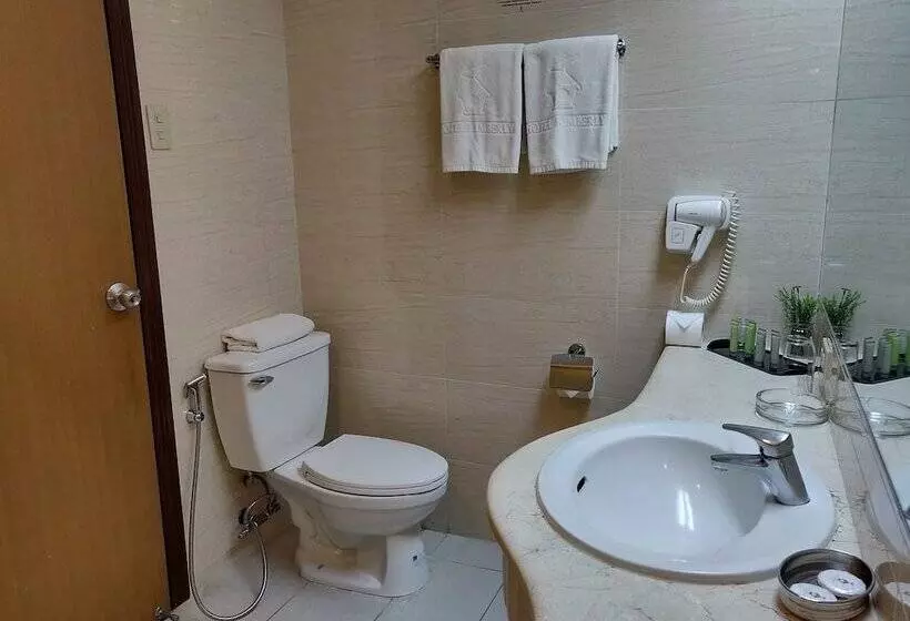 Superior Kolmen Hengen Huone, Kimberly Manila