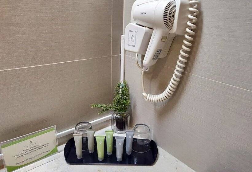 חדר דלוקס לארבעה, Kimberly Manila