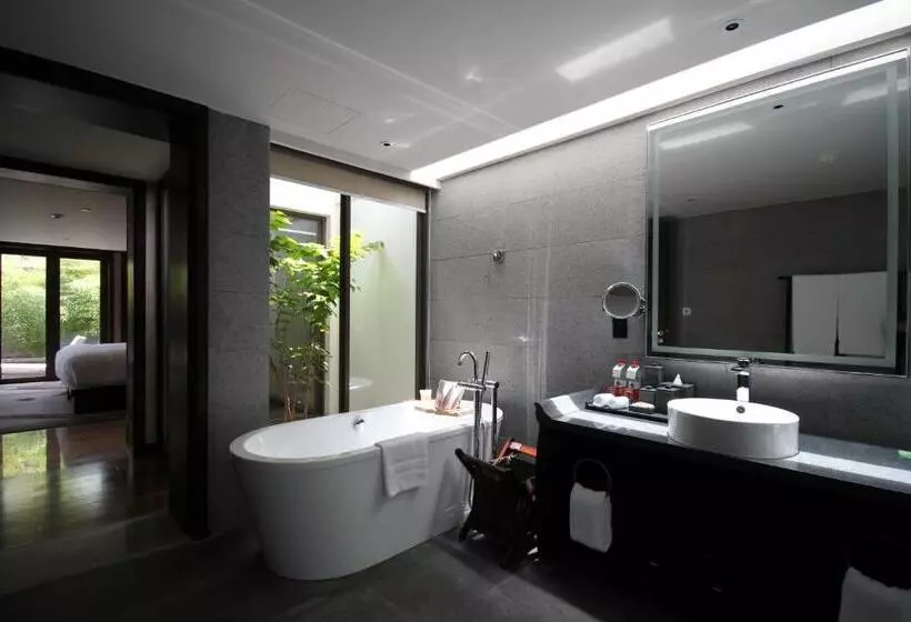 キングサイズベッドのデラックスルーム, Pullman Lijiang Resort & Spa