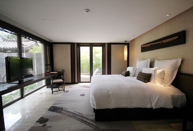 Вилла Deluxe 2 Спальни, Pullman Lijiang Resort & Spa
