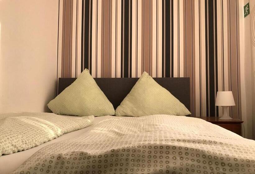 חדר סטנדרט לשלושה, Balthasar Neumann Speiserei & Gästehaus   Zentrum Brühl