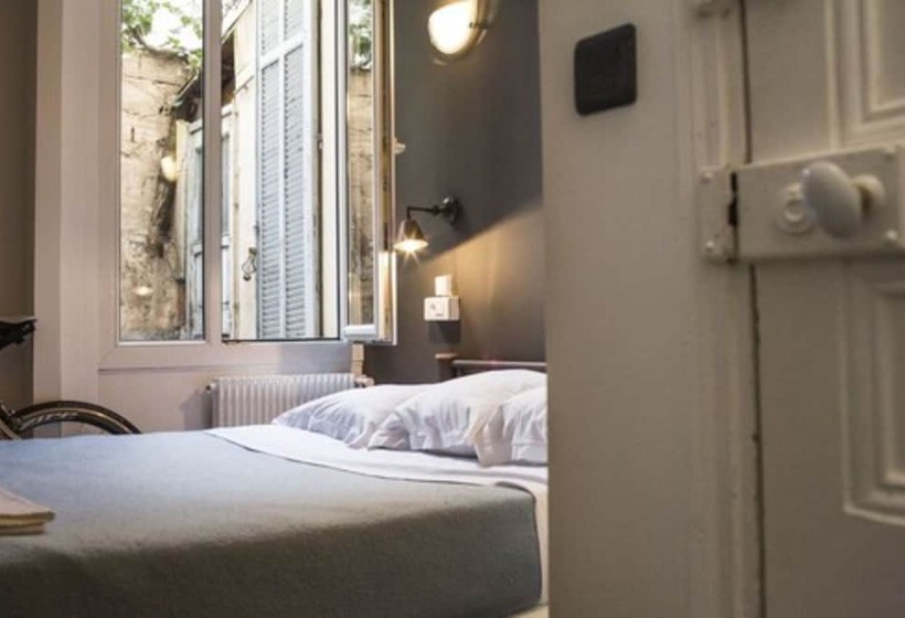 חדר סטנדרט לשלושה, Chanteclair