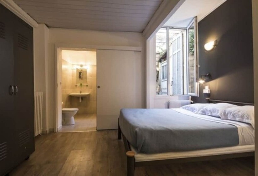 חדר סטנדרט לשלושה, Chanteclair