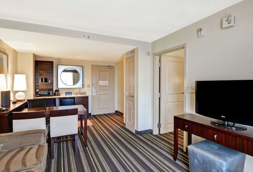 جناح لذوى الاحتياجات الخاصة, Embassy Suites By Hilton Savannah Airport