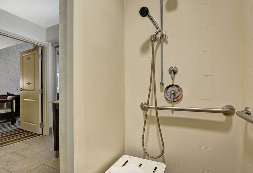 جناح لذوى الاحتياجات الخاصة, Embassy Suites By Hilton Savannah Airport