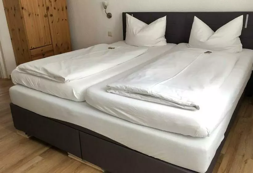 Standard Neljän Hengen Huone, Gasthof Inselgraben Garni