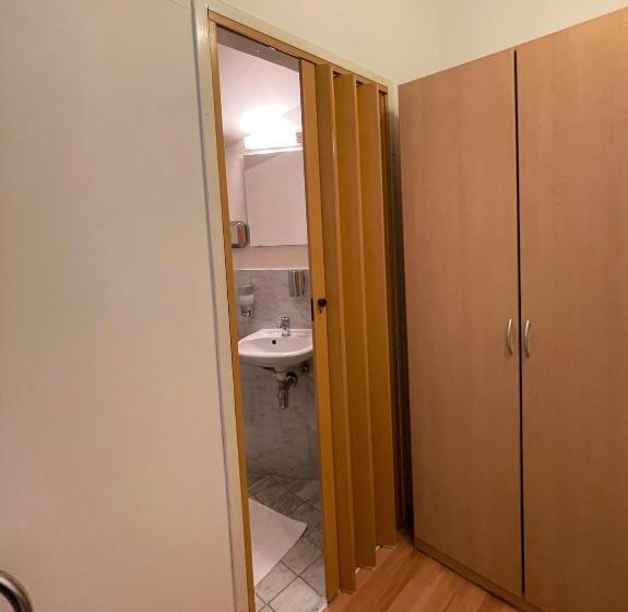 اتاق خانوادگی, Pension Vera