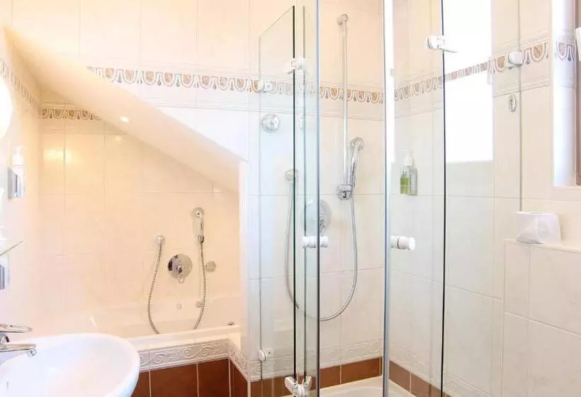 اتاق استاندارد با چشم‌انداز کوهستان, Landhotel Guglhupf