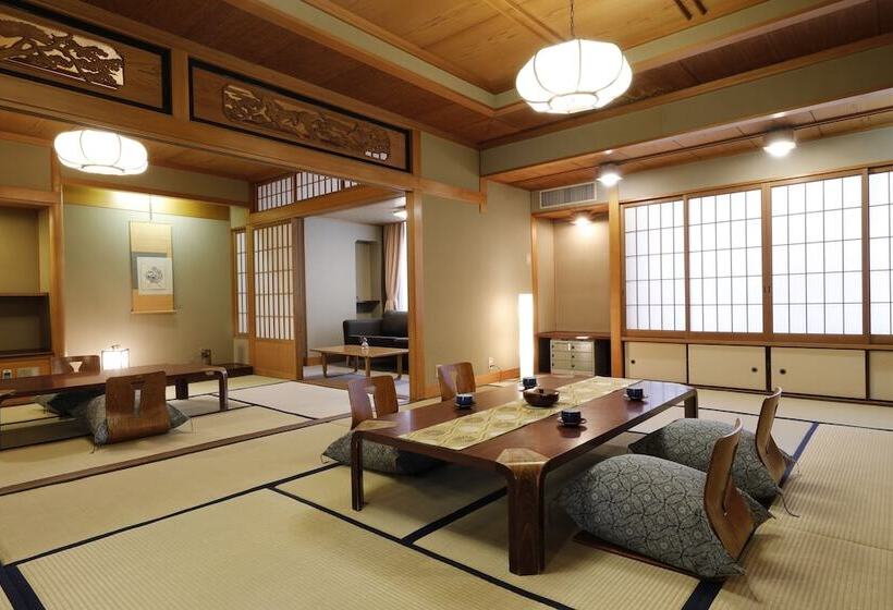 Семейный Номер, Ryokan Asukasou At The Entrancne Of Nara Park