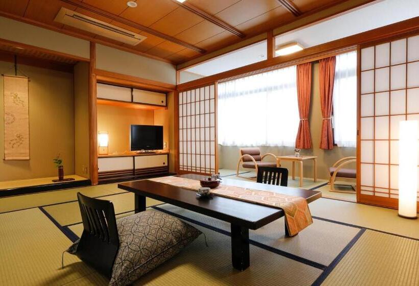 Семейный Номер, Ryokan Asukasou At The Entrancne Of Nara Park