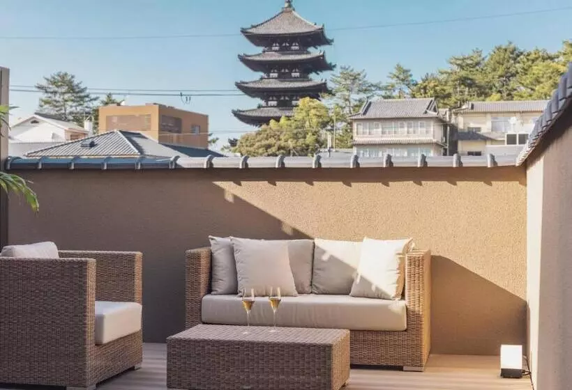 سوییت جونیور با بالکن, Ryokan Asukasou At The Entrancne Of Nara Park
