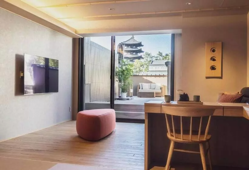 سوییت جونیور با بالکن, Ryokan Asukasou At The Entrancne Of Nara Park