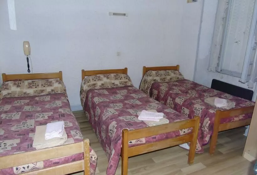 اتاق استاندارد چهار تخته, Hôtel Saint Christophe