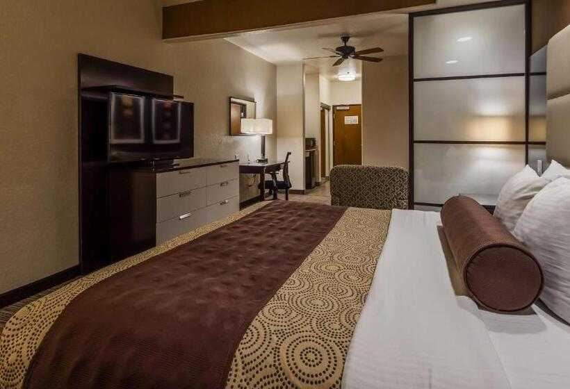 מיטת קינג בסוויטה, Best Western Plus Lackland Hotel And Suites