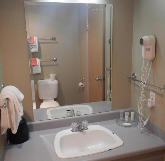 ２ダブルベッドのスタンダードルーム, Fernie Slopeside Lodge