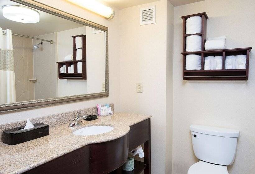 스탠다드 스튜디오, Hampton Inn & Suites Cincinnati Union Center