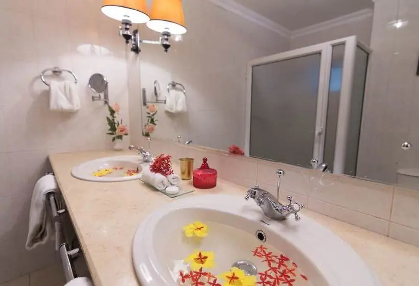 اتاق لوکس با چشم‌انداز دریا, Hibiscus Boutique