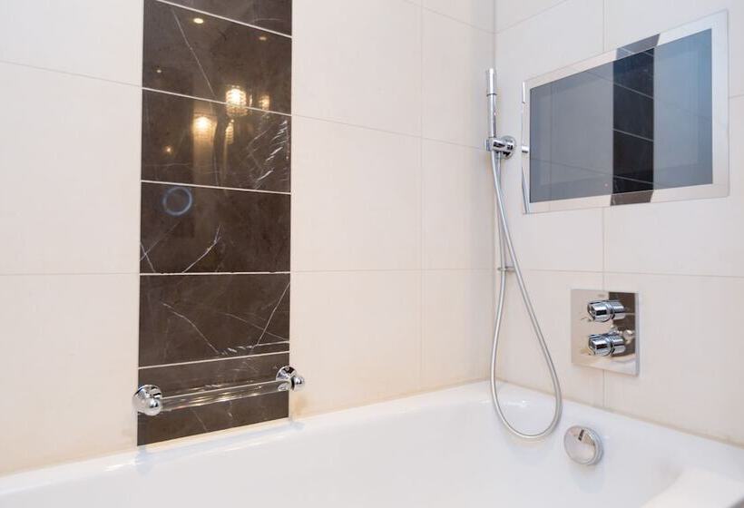 Номер Deluxe Кровать Кинг, Hilton London Syon Park