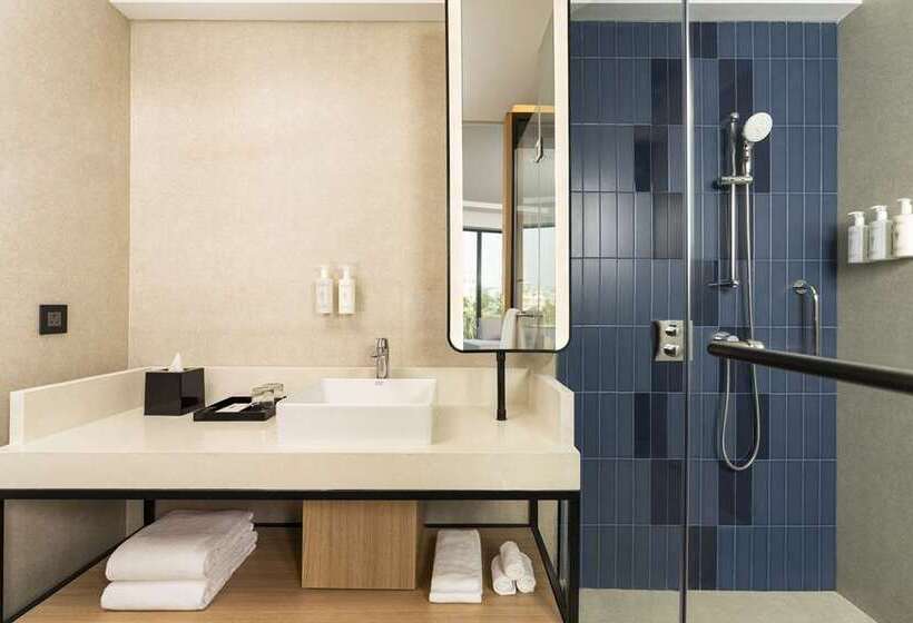 Номер Deluxe Кровать Кинг с Видом, Hilton London Syon Park