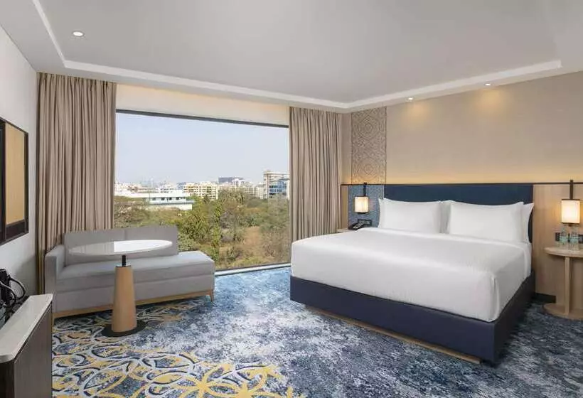 Deluxe-huone King-vuode Näköala, Hilton London Syon Park