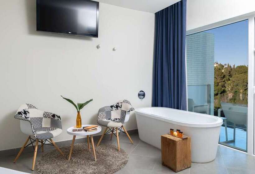 اتاق دلوکس با تخت کینگ و چشم‌انداز, Hilton London Syon Park