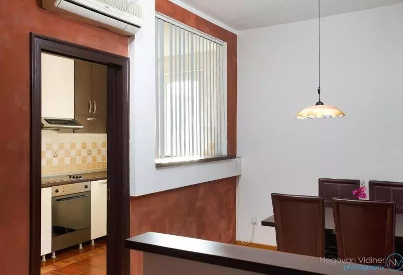 سوییت با چشمانداز استخر, Vila Senjak