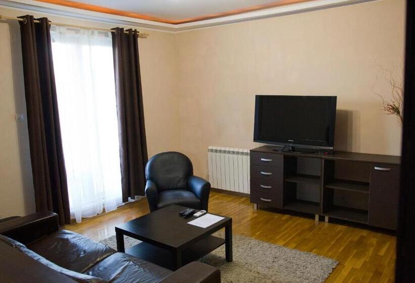 سوییت با چشم‌انداز استخر, Vila Senjak