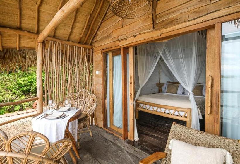 جناح مطلّ علي البحر, The Korowai