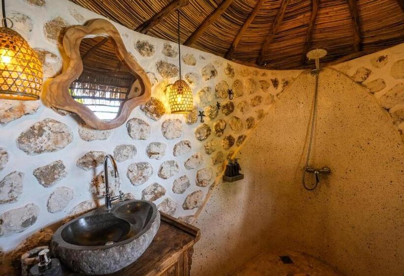 جناح مطلّ علي البحر, The Korowai