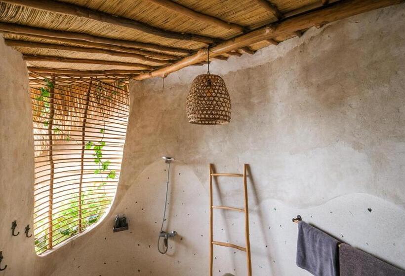 جناح مطلّ علي البحر, The Korowai