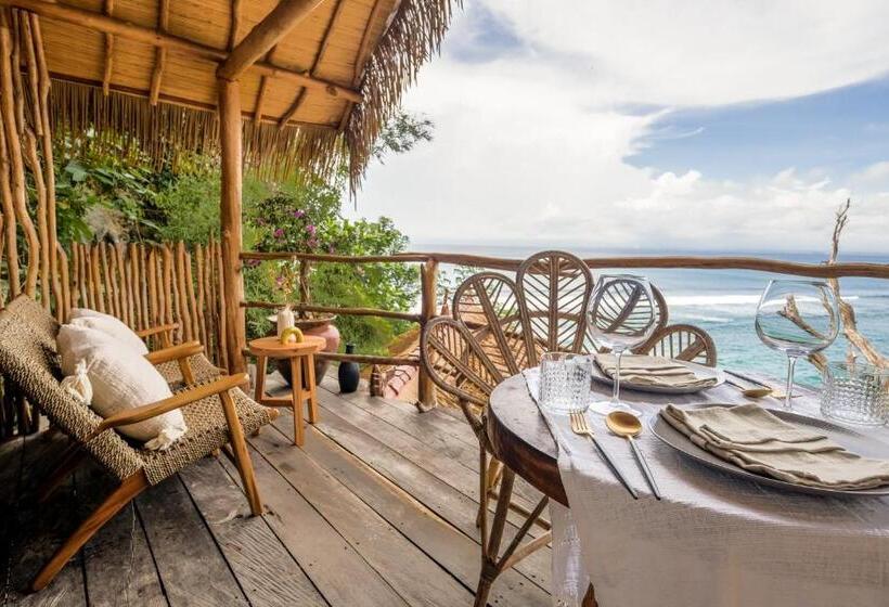 جناح مطلّ علي البحر, The Korowai