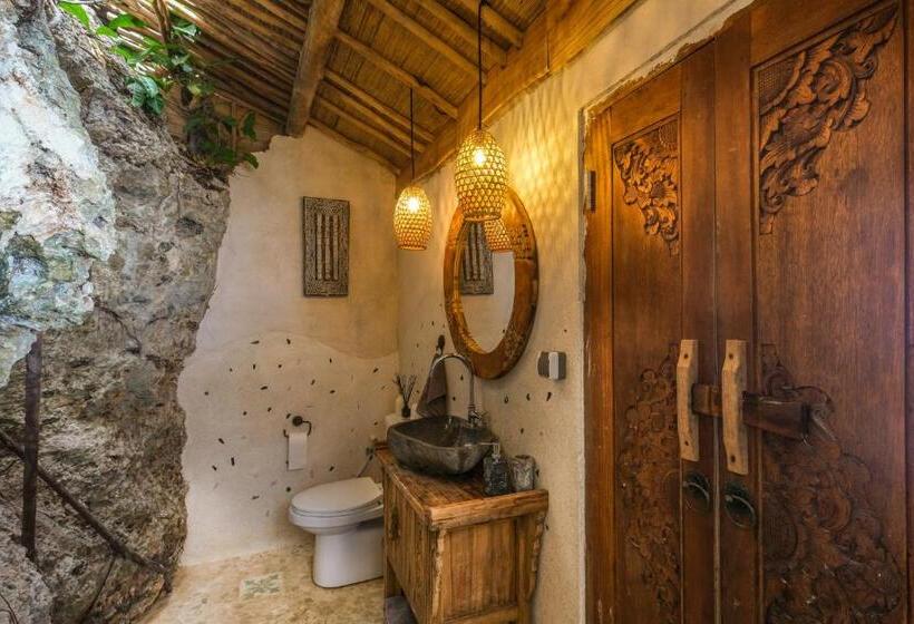 جناح مزود بحمام سباحة, The Korowai