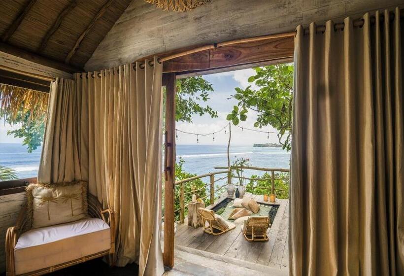 جناح مزود بحمام سباحة, The Korowai