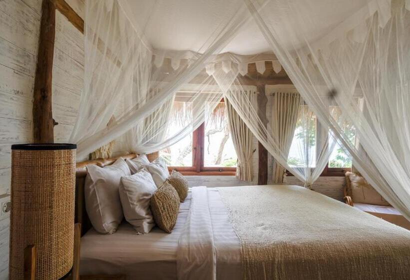 جناح مزود بحمام سباحة, The Korowai