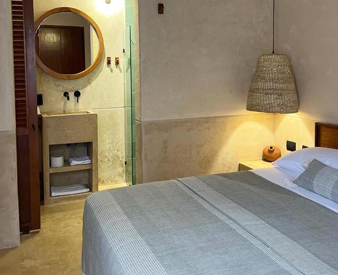 اتاق سوپریور, Bajo Las Hojas