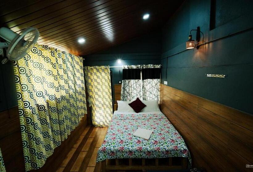 带花园景观和一个卧室的别墅, Holistic Stay Eco Resort & Ayurvedic Retreat